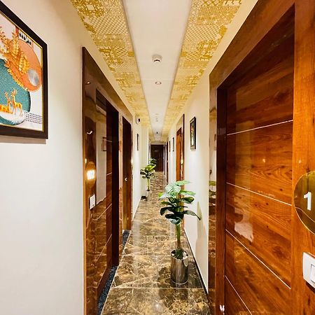 Hotel Avenue Sky Ахмедабад Екстериор снимка