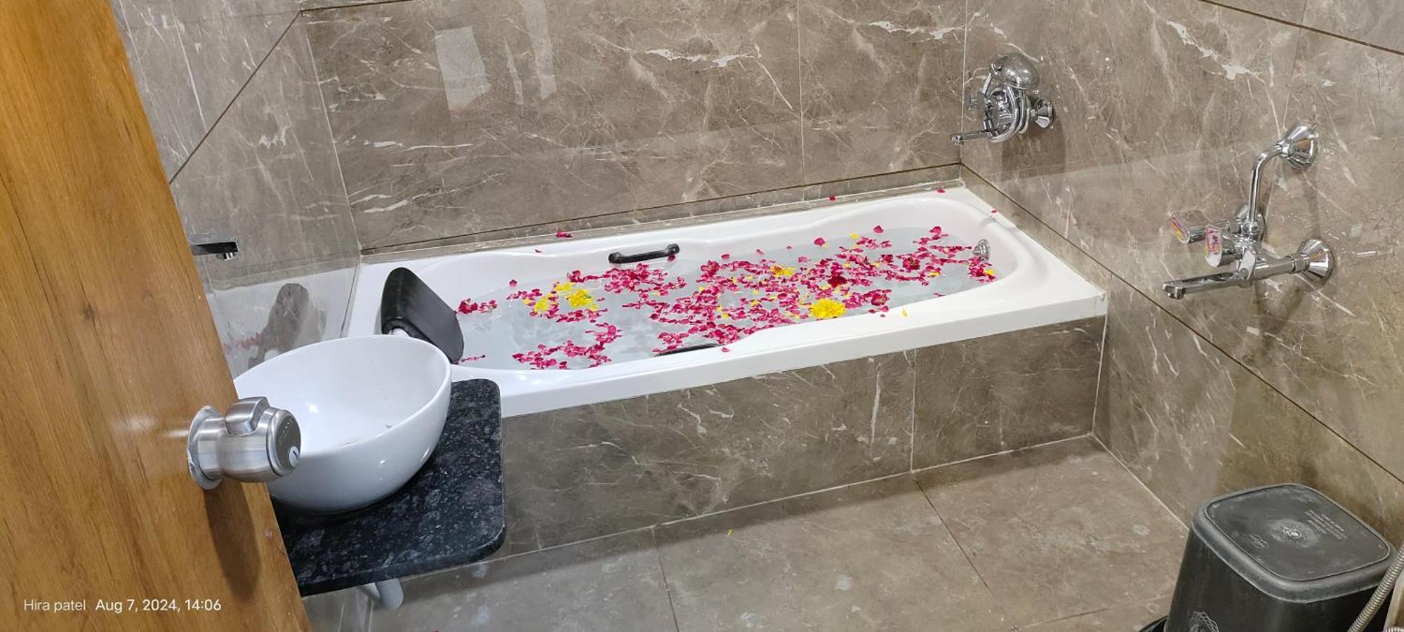 Hotel Avenue Sky Ахмедабад Екстериор снимка