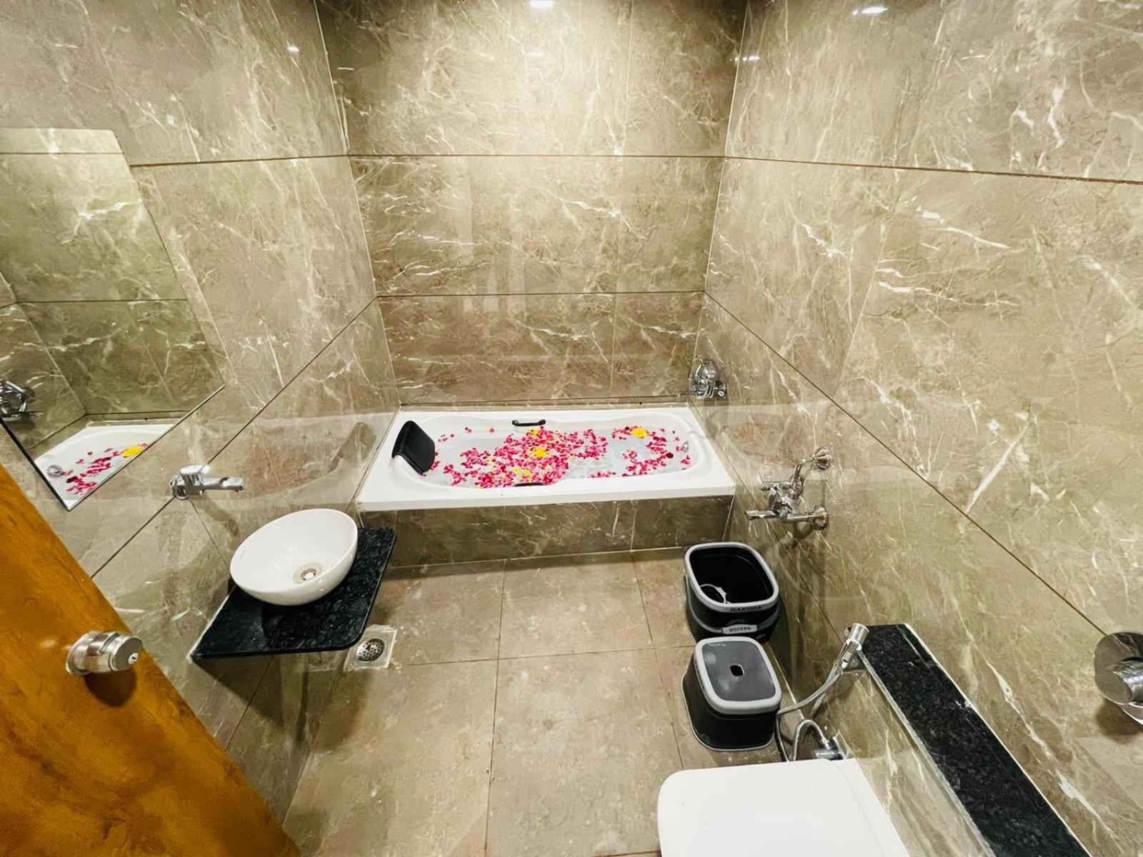 Hotel Avenue Sky Ахмедабад Екстериор снимка