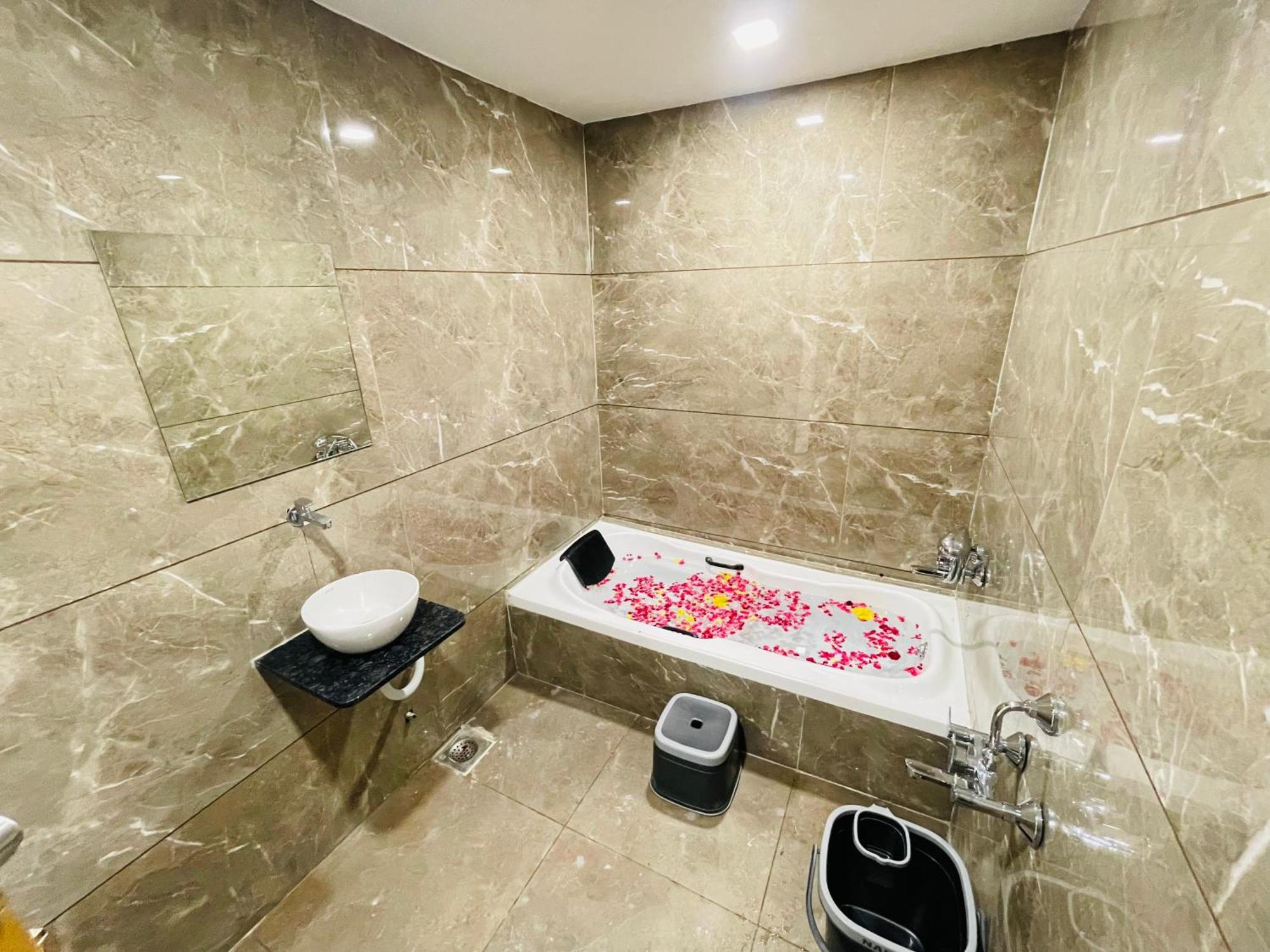 Hotel Avenue Sky Ахмедабад Екстериор снимка