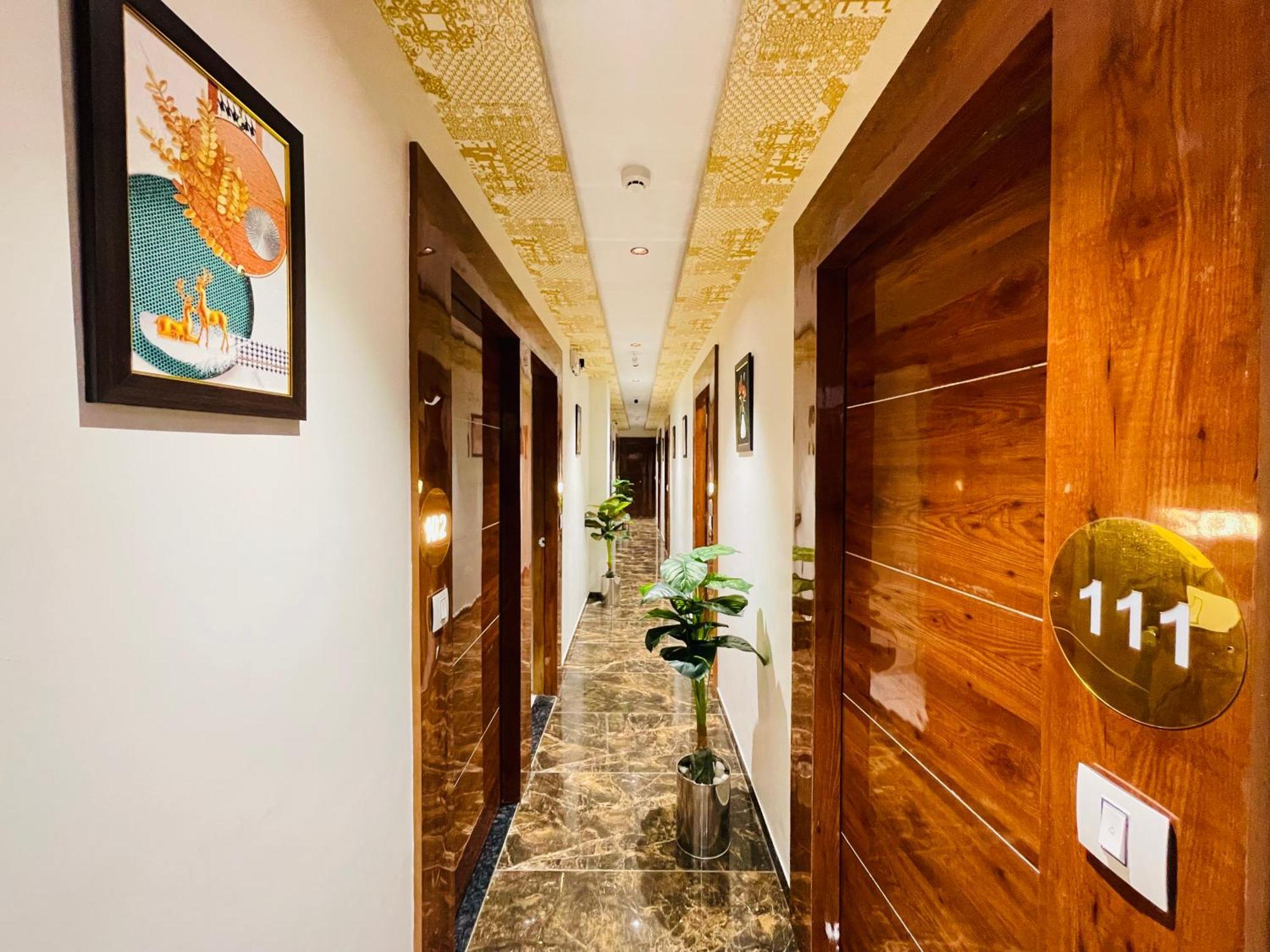Hotel Avenue Sky Ахмедабад Екстериор снимка