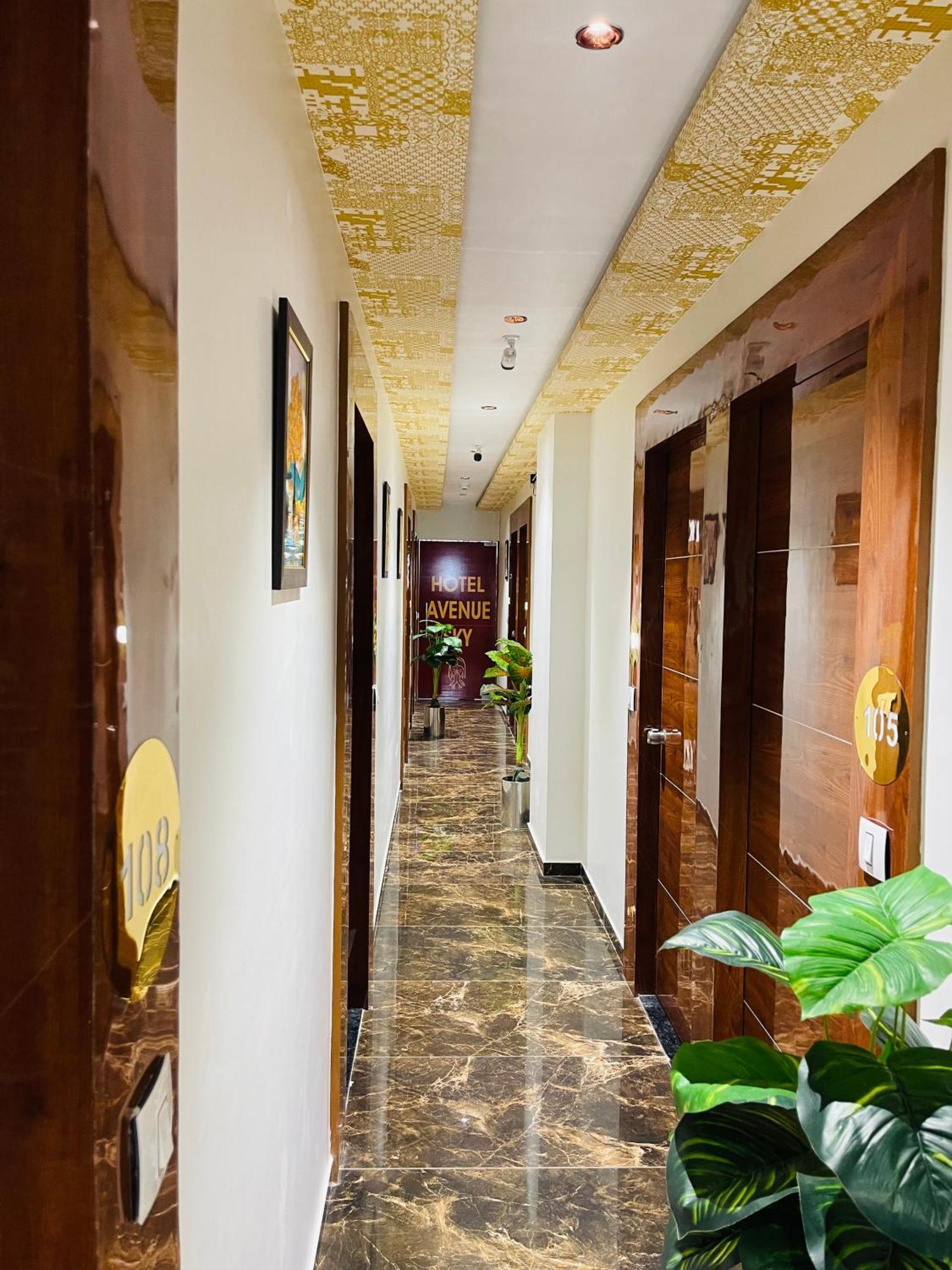 Hotel Avenue Sky Ахмедабад Екстериор снимка