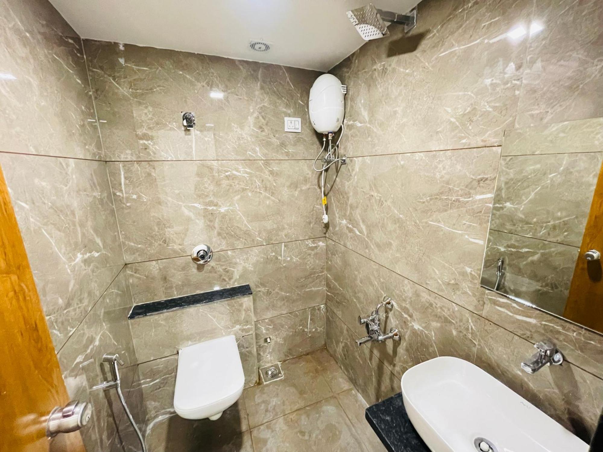 Hotel Avenue Sky Ахмедабад Екстериор снимка