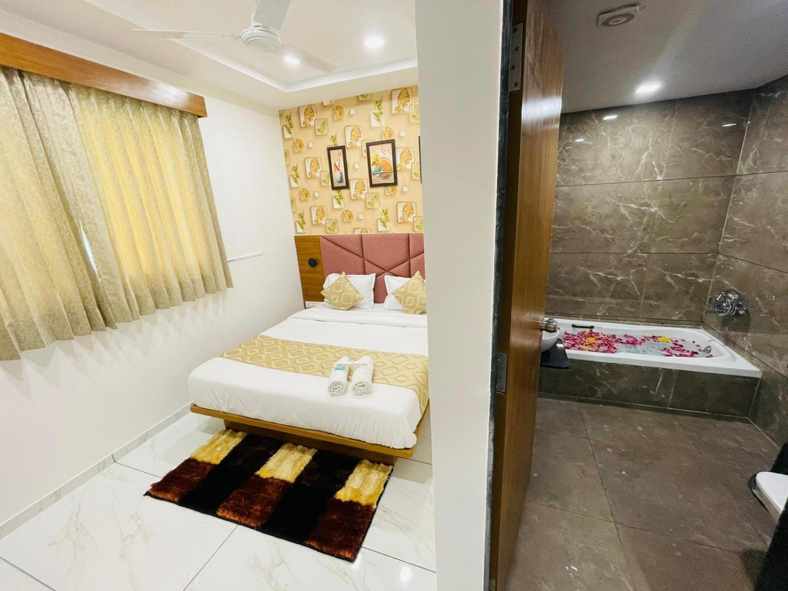 Hotel Avenue Sky Ахмедабад Екстериор снимка